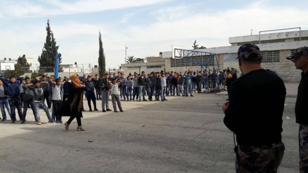 دورات ينفذها الدفاع المدني في المدرسة الثانوية