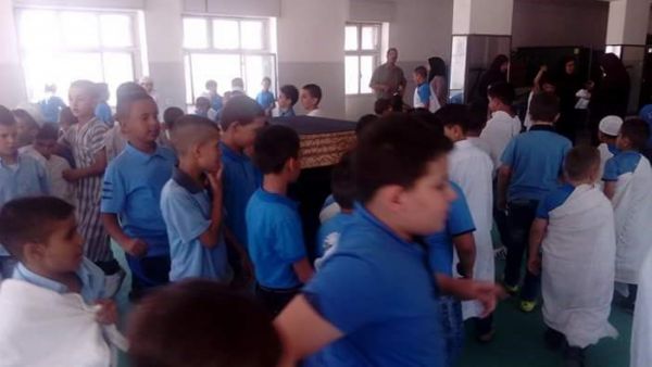 طلاب المرحلة الأساسية يؤدون فعالية الحج