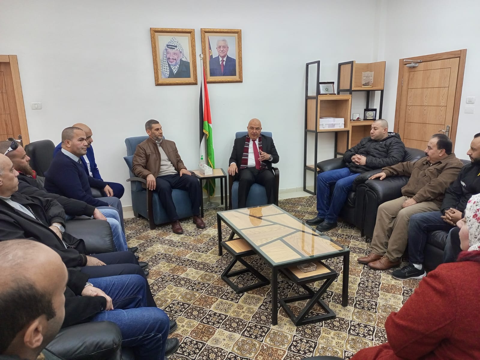 الأستاذ نضال الجعبري يلتقي مع الهيئة الإدارية والطواقم العاملة في المؤسسة